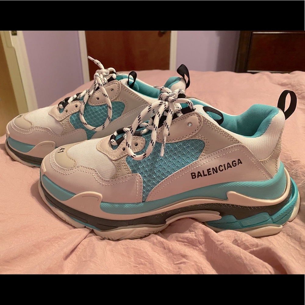 Balenciaga Men’s triple S authentic sneaker